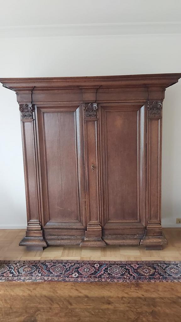 Grote antieke Vlaamse kledingkast in massief hout, Antiek en Kunst, Ophalen