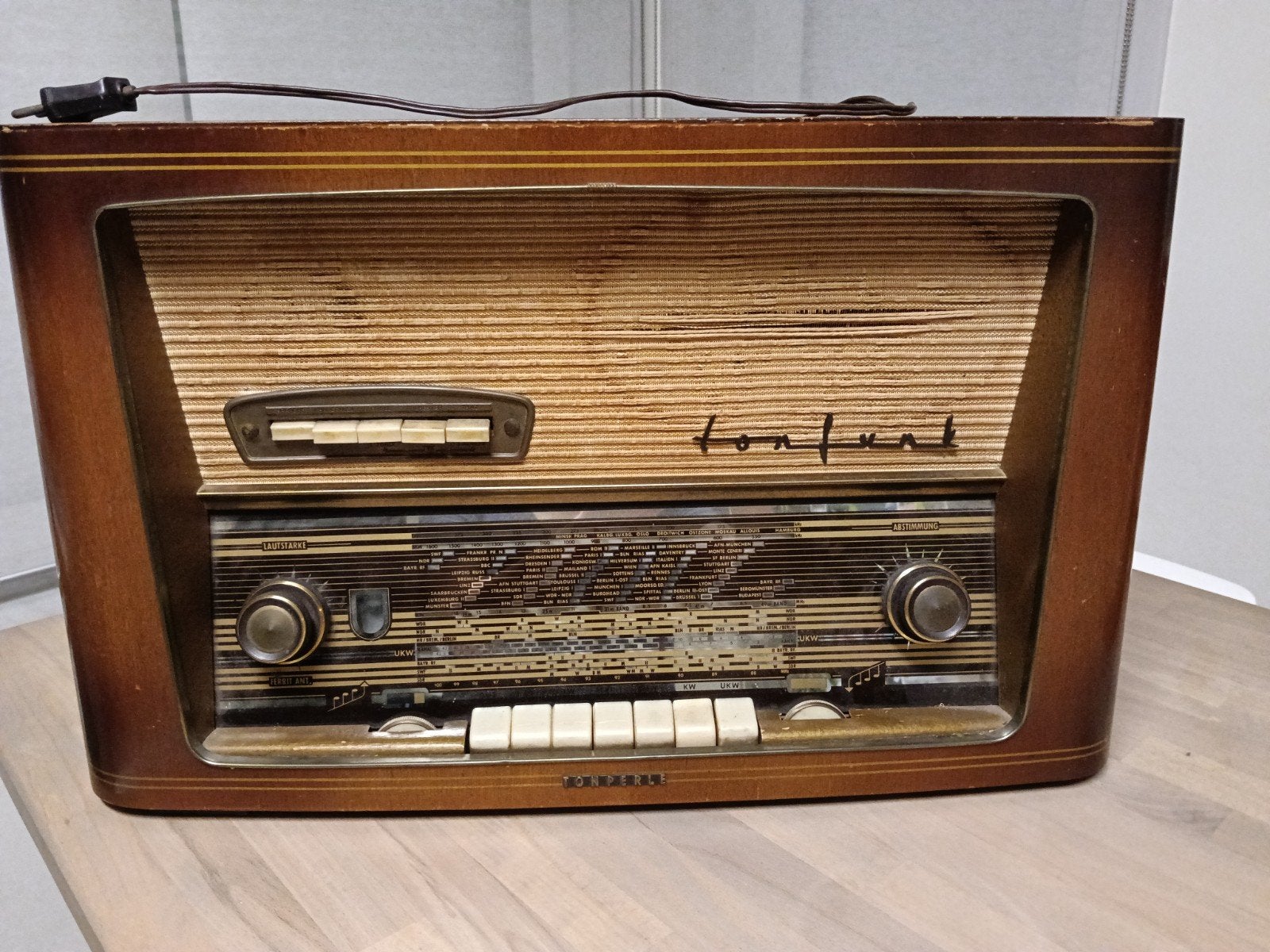 oude radio uit de jaren 50 te herstellen., Ophalen