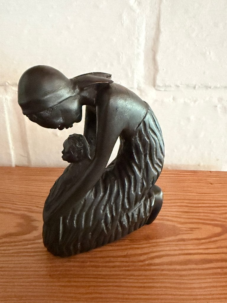 Ebbenhouten beeldje moeder en kind, Antiek en Kunst, Ophalen, Minder dan 20 cm, Handgemaakt, Zwart