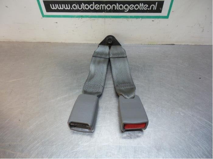 Insertion ceinture de sécurité arrière gauche d'un Daewoo, Daewoo, -, Utilisé, -