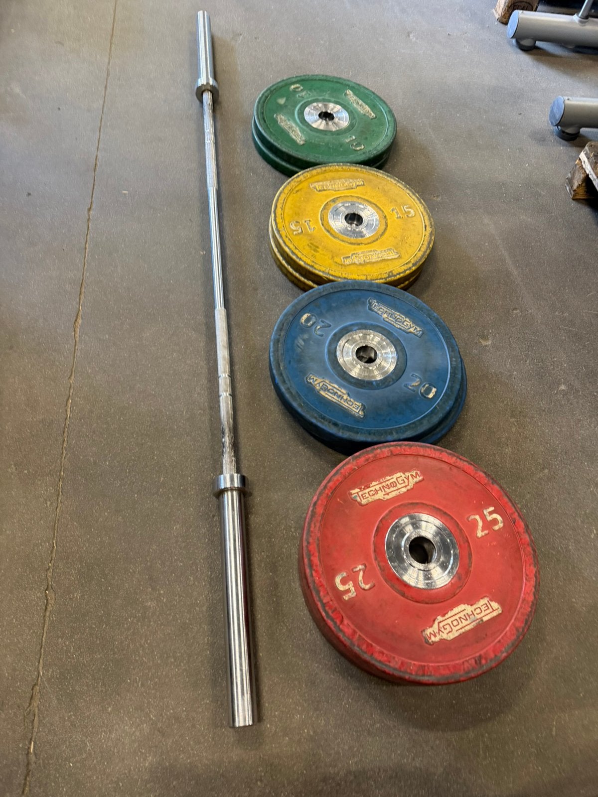 140kg Technogym Compition Bumperplates + Olympische Barbell, Ophalen, Gebruikt, Halterschijven