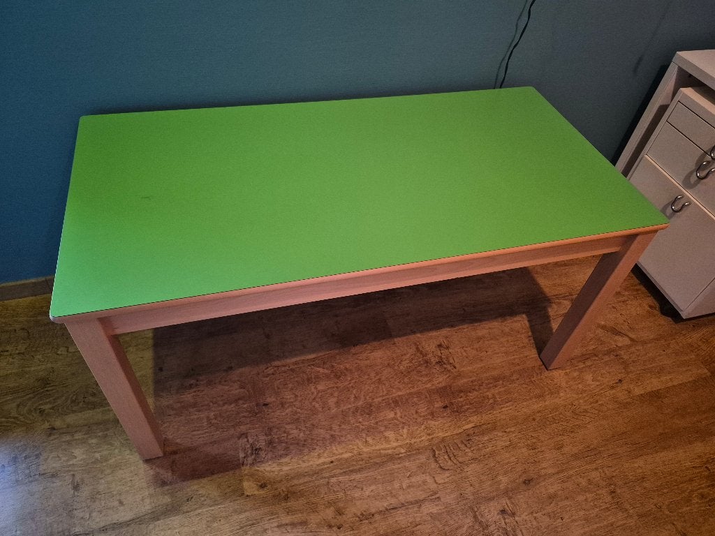 Table de jeu avec chaises rétro, Enfants & Bébés, Chambre d'enfant | Tables & Chaises, Enlèvement, Comme neuf, Table(s) et Chaise(s)
