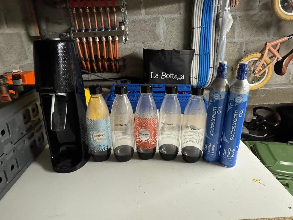 SodaStream Spirit + 2 volle CO2-cilinders + 5 flessen, Elektronische apparatuur, Bruiswatermachines, Gebruikt, Ophalen