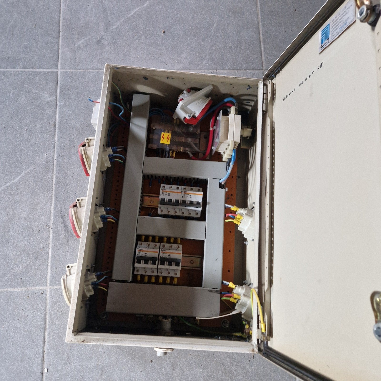 Werf elektriciteit kast, Ophalen