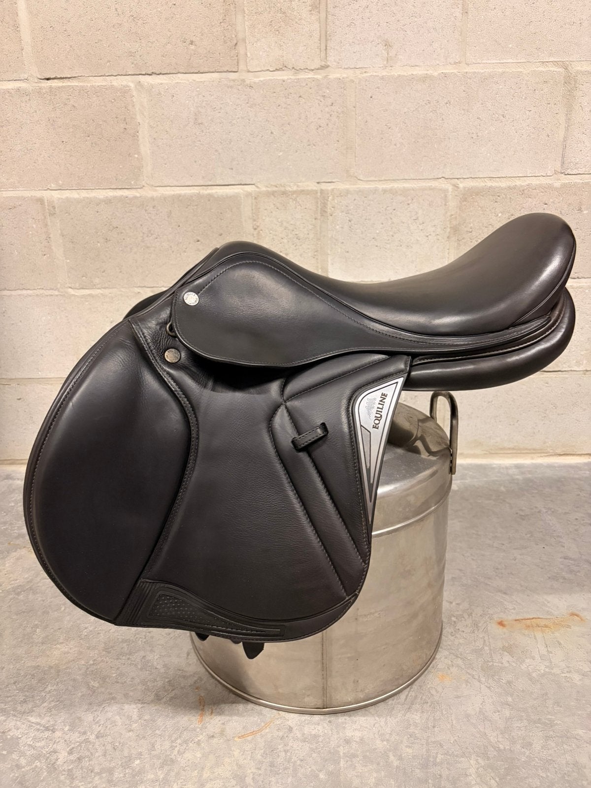 Equiline close contact springzadel 17”, Dieren en Toebehoren, Paarden en Pony's | Zadels, Ophalen, Gebruikt, Springen