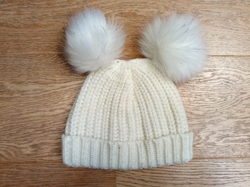 bonnet fille deux pompons (8-11 ans), Enfants & Bébés, Vêtements enfant | Bonnets, Écharpes & Gants, Enlèvement, Utilisé, Fille
