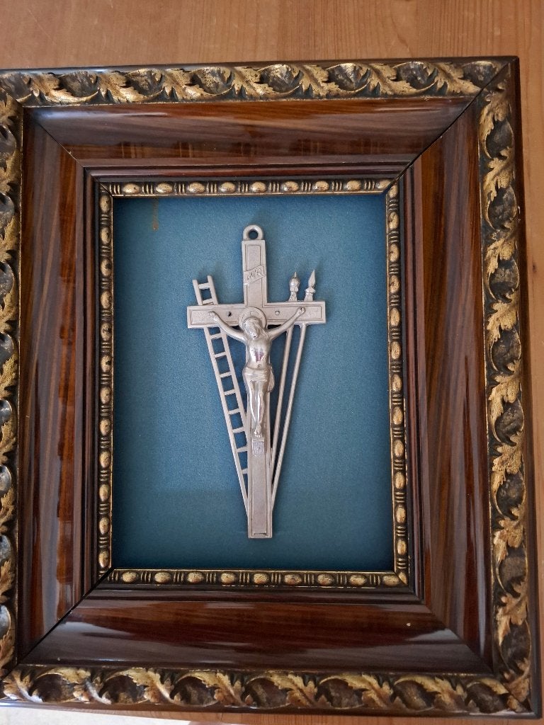 Tinnen kruisbeeld in decoratief kader, Ophalen