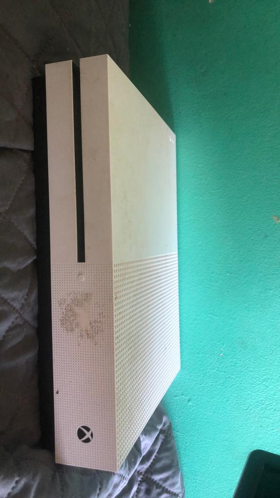 Scherm en xbox one s in goede staat, Ophalen, Refurbished, Xbox One S, Met 1 controller