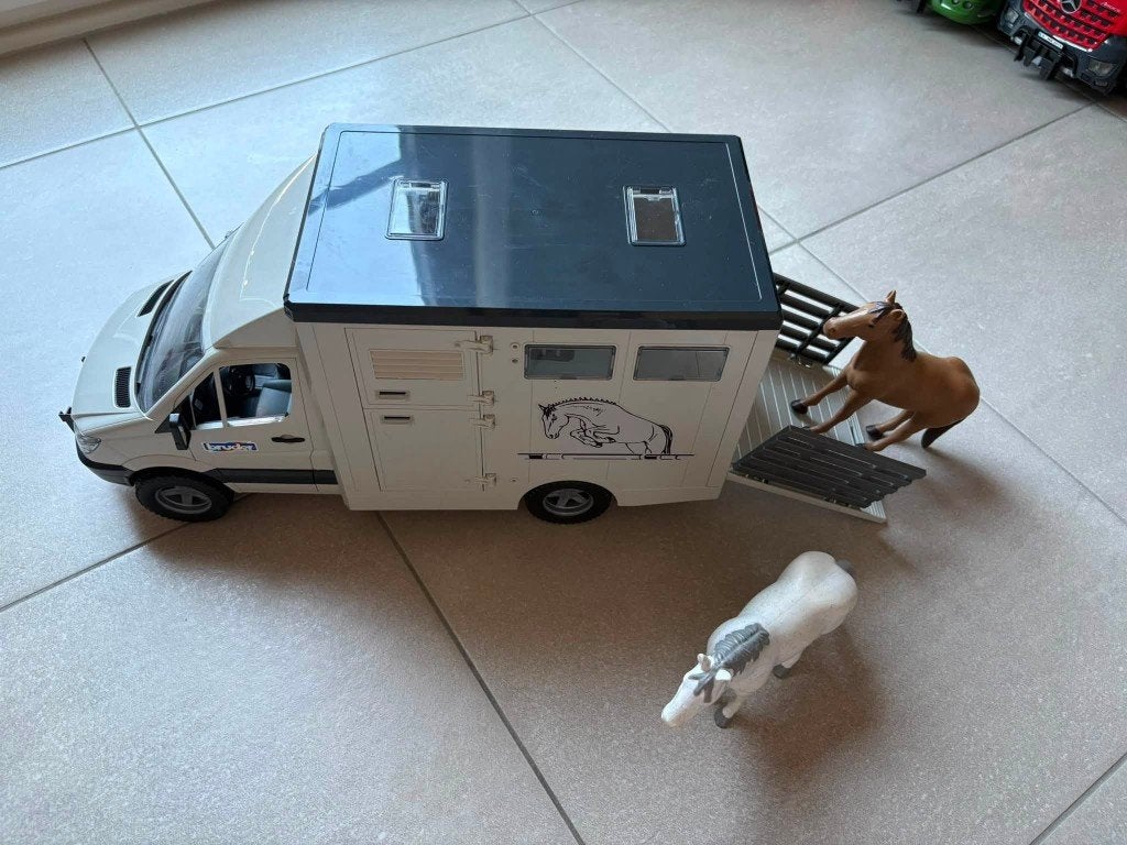 Bruder - Ensemble camion de transport de chevaux + 2 chevaux, Enfants & Bébés, Enlèvement, Utilisé