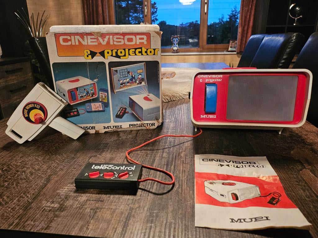 Lot de 2 projecteur vidéo Mupi vintage avec une cassette