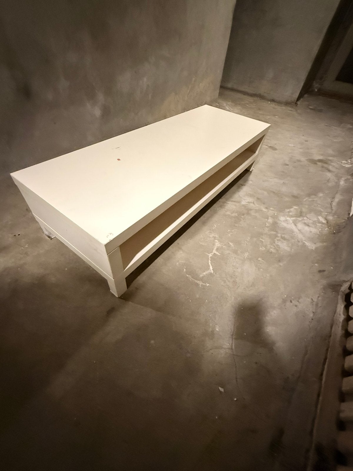 Tafel in straat van jaak van rillearlaan 1, Ophalen, Zo goed als nieuw