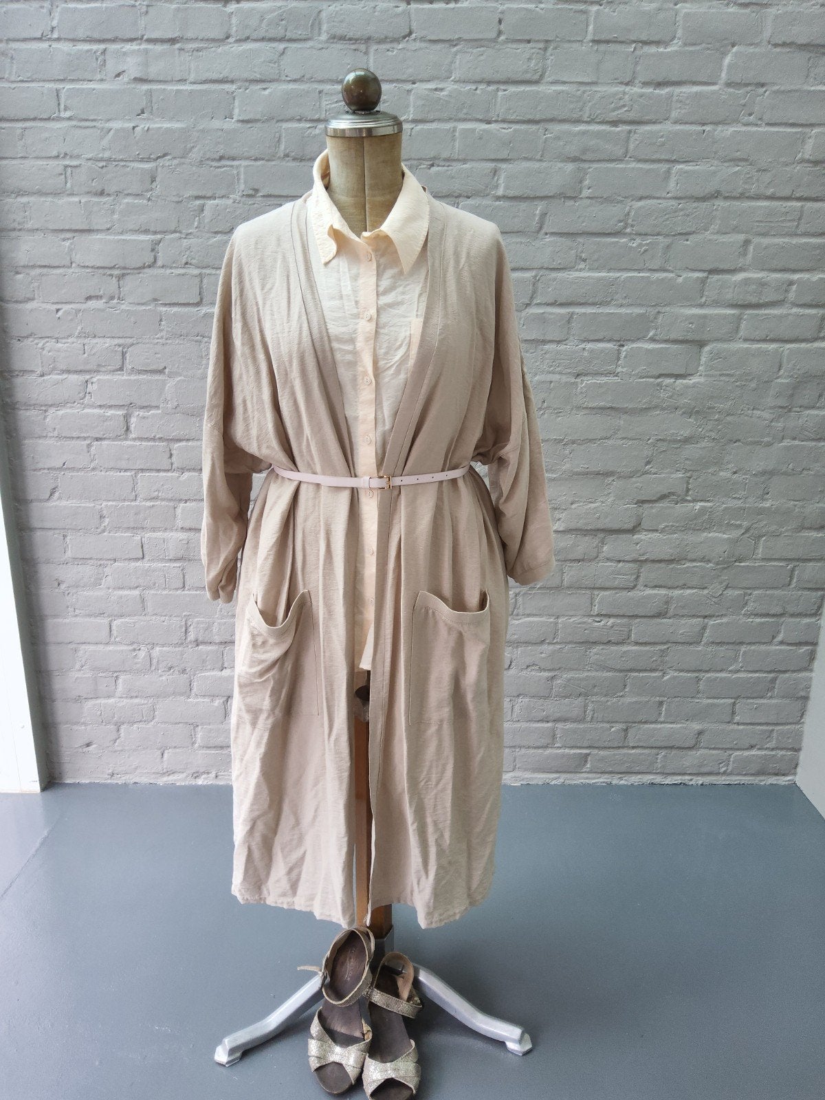 Gilet long beige à détails dorés, Vêtements | Femmes, Neuf, Enlèvement ou Envoi, Paprika, Pull ou Veste
