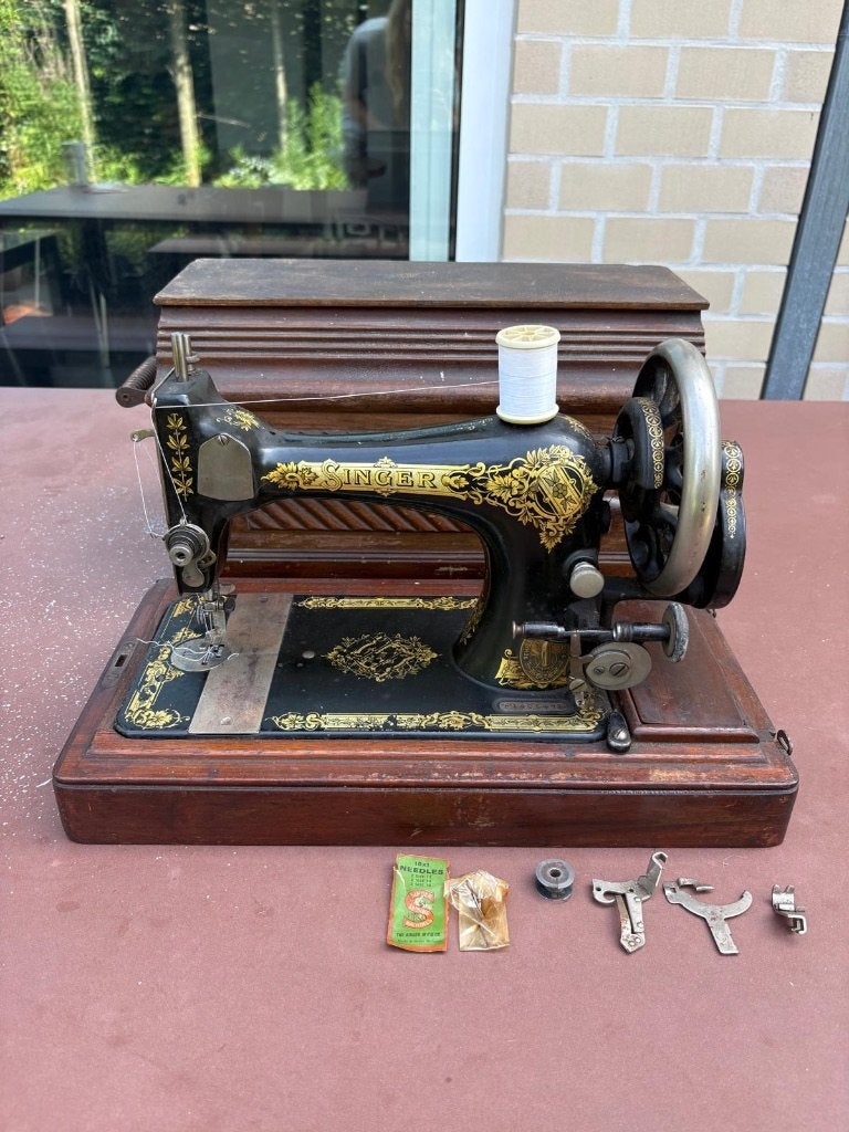 Antieke handnaaimachine / handzwengel naaimachine, Antiek en Kunst, Ophalen