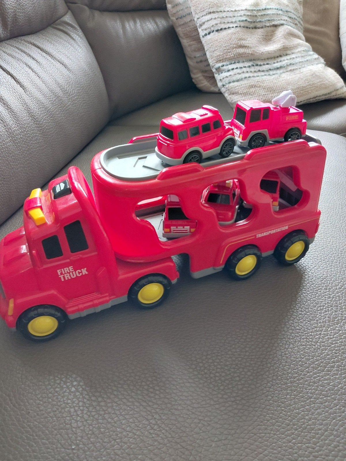 brandweerwagen met 5 kleine auto's, Kinderen en Baby's, Ophalen, Zo goed als nieuw