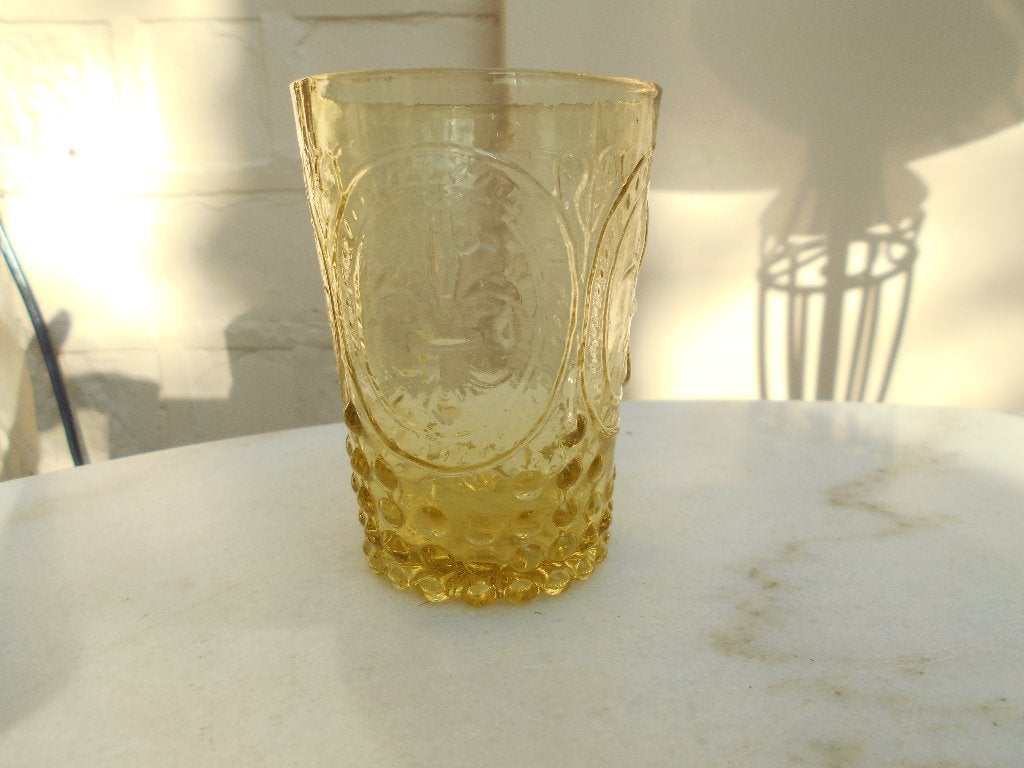 ancien petit verre ambré ,decor fleur de lys, Ophalen of Verzenden