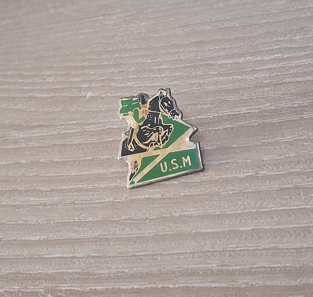 PIN - U.S.M. - PAARDENKOERS - JUMPING - COURSE A CHEVAL, Envoi, Utilisé, Sport, Insigne ou Pin's