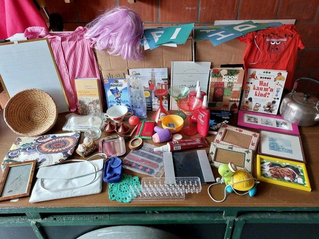 Rommelmarkt gerief 2 banaandozen vol alles weg voor 6 €, Diversen, Ophalen, Zo goed als nieuw