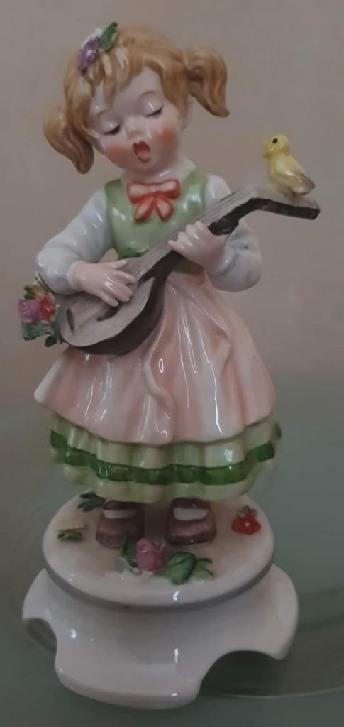 Hérité. Figurine unique et rare en porcelaine Goebel Lieve., Envoi