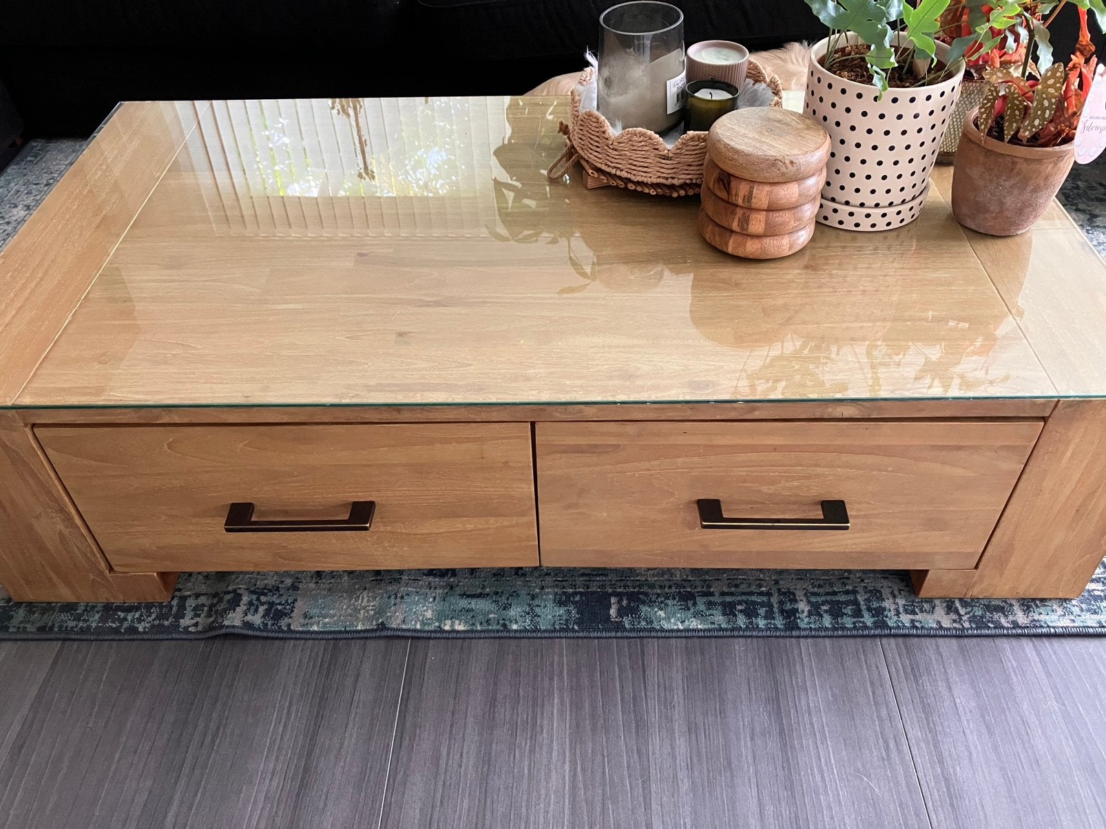 Henders&Hazel volteak salontafel, Enlèvement, Teck