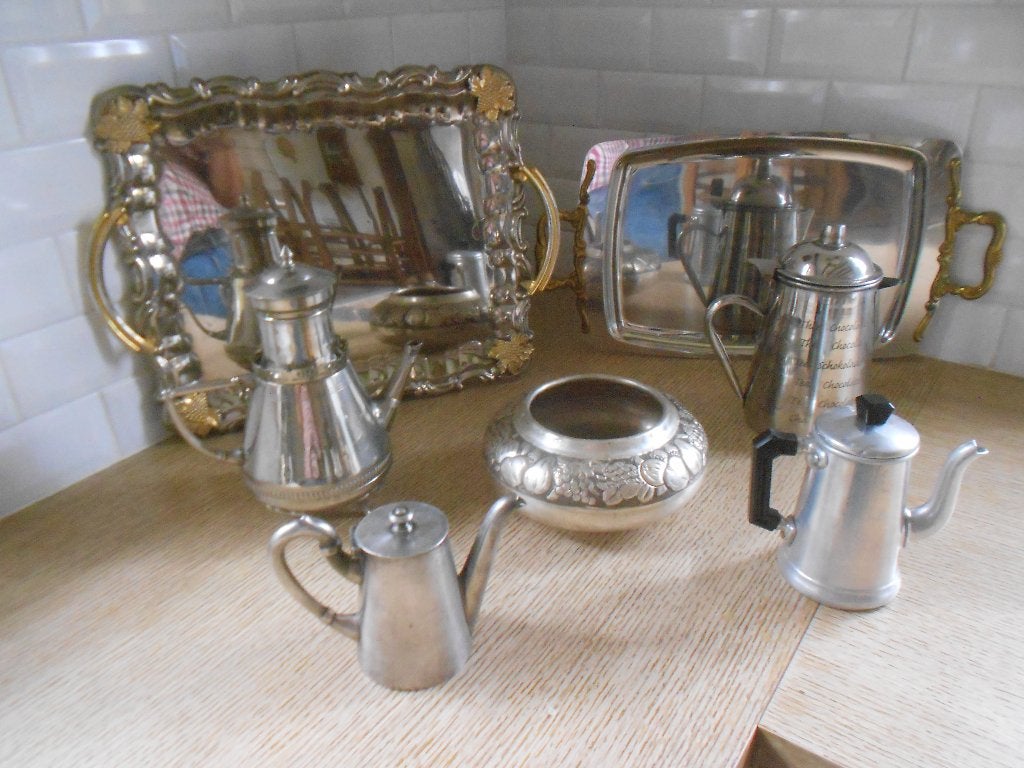 Plateaux(2) + cafetières(4) + cache-pot En métal argenté., Enlèvement ou Envoi