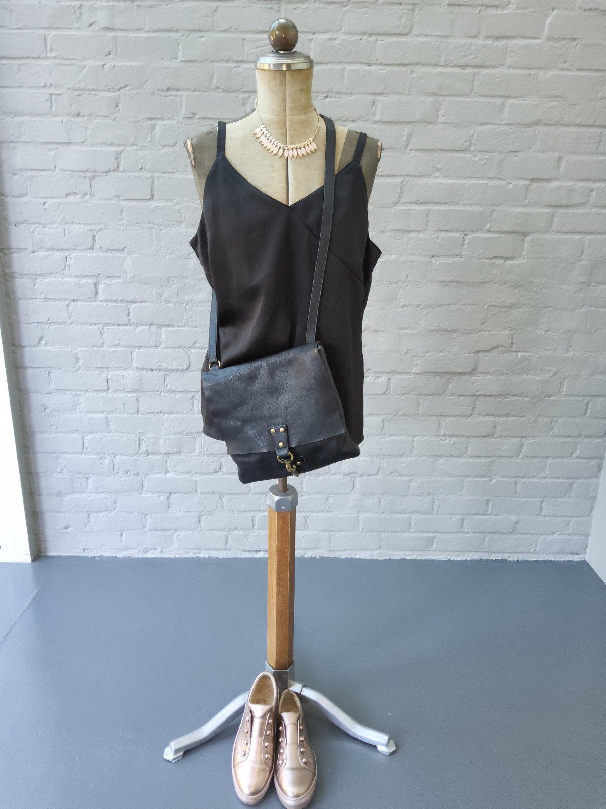 Sac à main en cuir noir -défaut, Bijoux, Sacs & Beauté, Sacs | Sacs Femme, Enlèvement ou Envoi, Utilisé, Noir, Sac à main