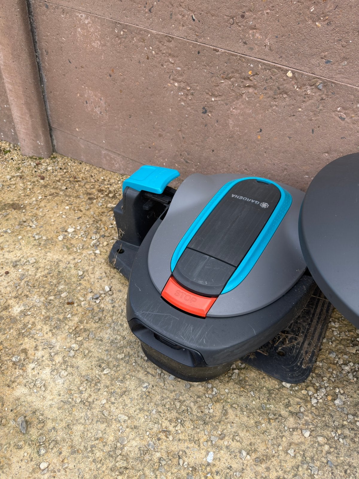 Tondeuse à gazon robotisée Gardena + garage, Jardin & Terrasse, Enlèvement, Utilisé