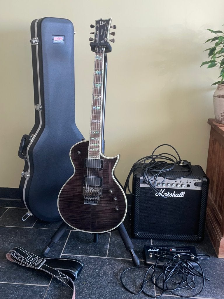 Electrische gitaar + versterker + voetpedaal, Muziek en Instrumenten, Snaarinstrumenten | Gitaren | Elektrisch, Zo goed als nieuw