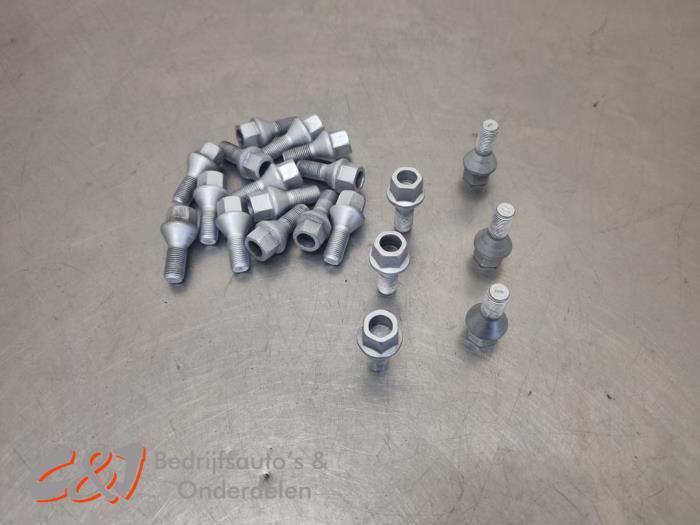 Kit boulons de roue d'un Opel Combo, Autos : Pièces & Accessoires, Freins & Transmission, Opel, Utilisé, 3 mois de garantie, Enlèvement ou Envoi