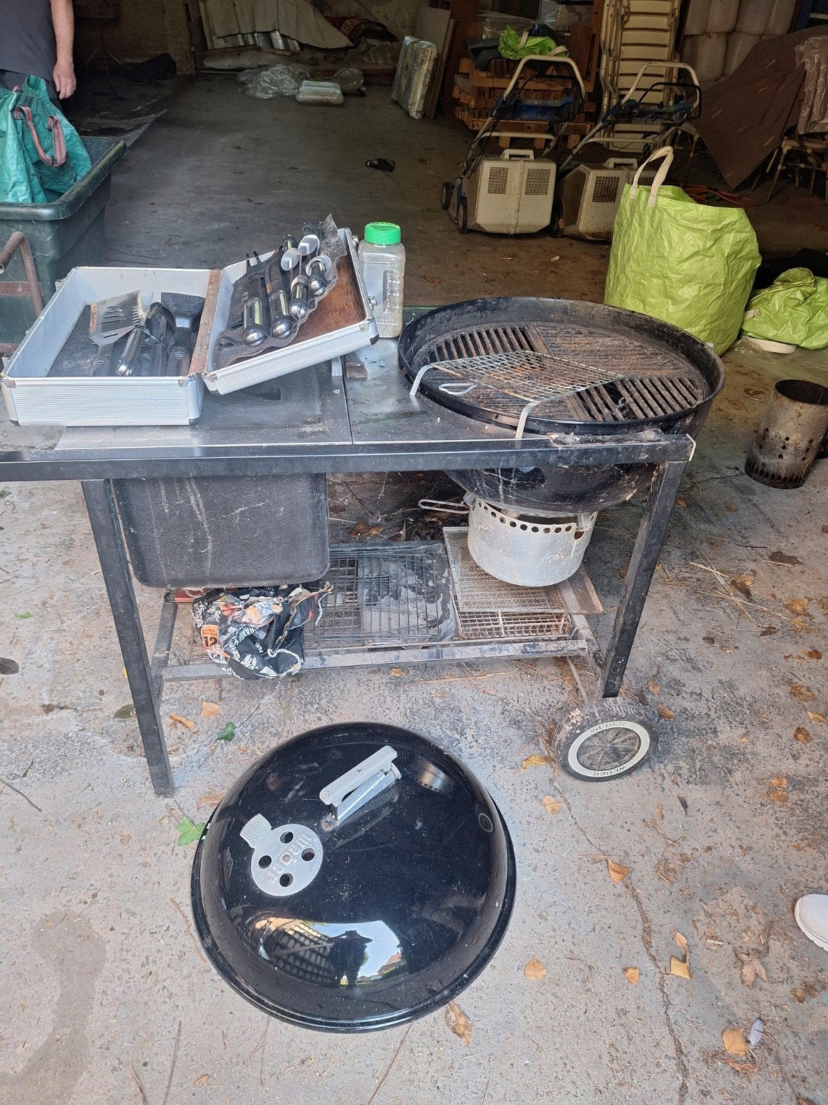 BBQ met tafeltje waar afvalbak inzit, Ophalen, Gebruikt, Weber, Met accessoires