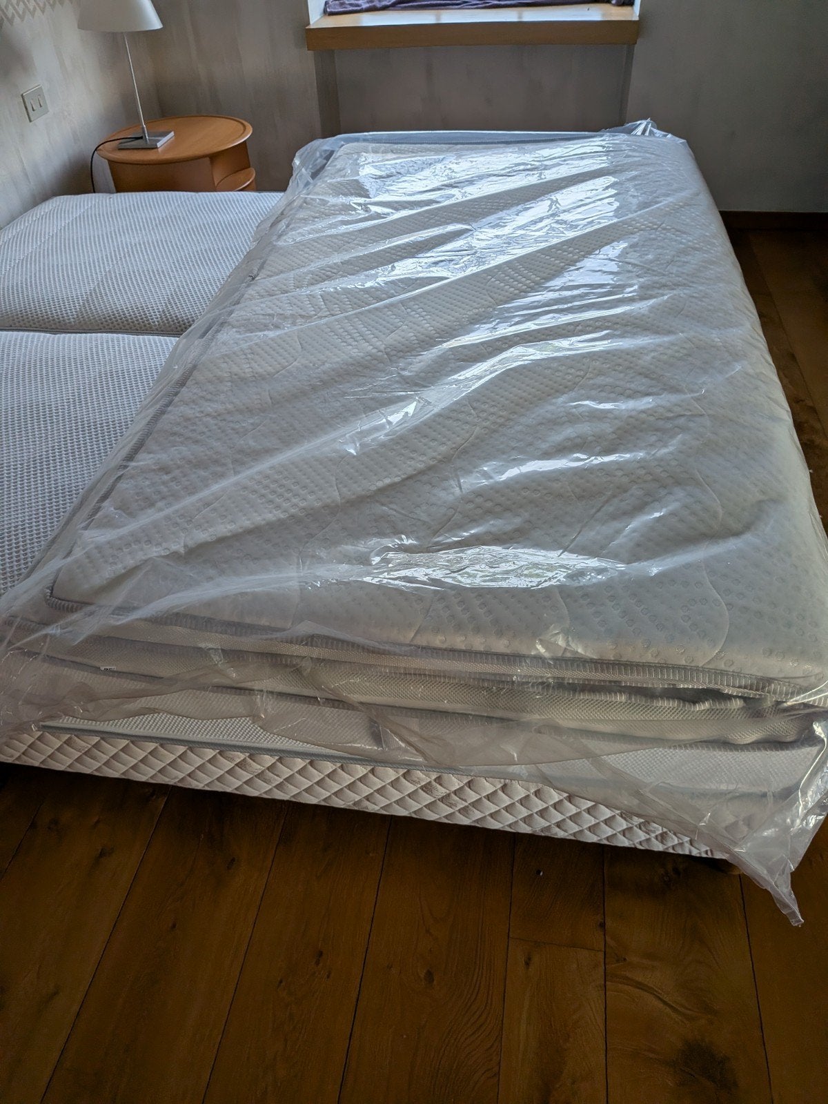 bed en nachttafel en lampjes, Ophalen