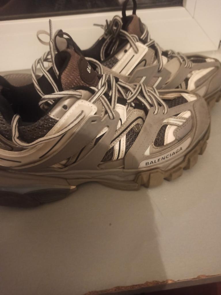 Balenciaga tracks schoenen, Ophalen