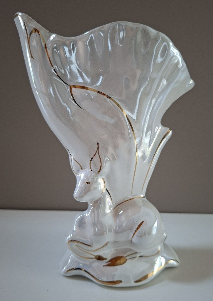 Kleine iriserende porseleinen vaas met hert, Huis en Inrichting, Ophalen, Gebruikt, Wit, 17 cm