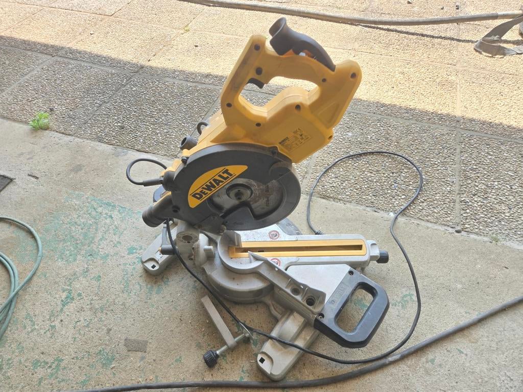 Te koop: DEWALT DWS774-QS Afkort- en verstekzaag. €450, Handtassen en Accessoires, Bedels, Ophalen of Verzenden