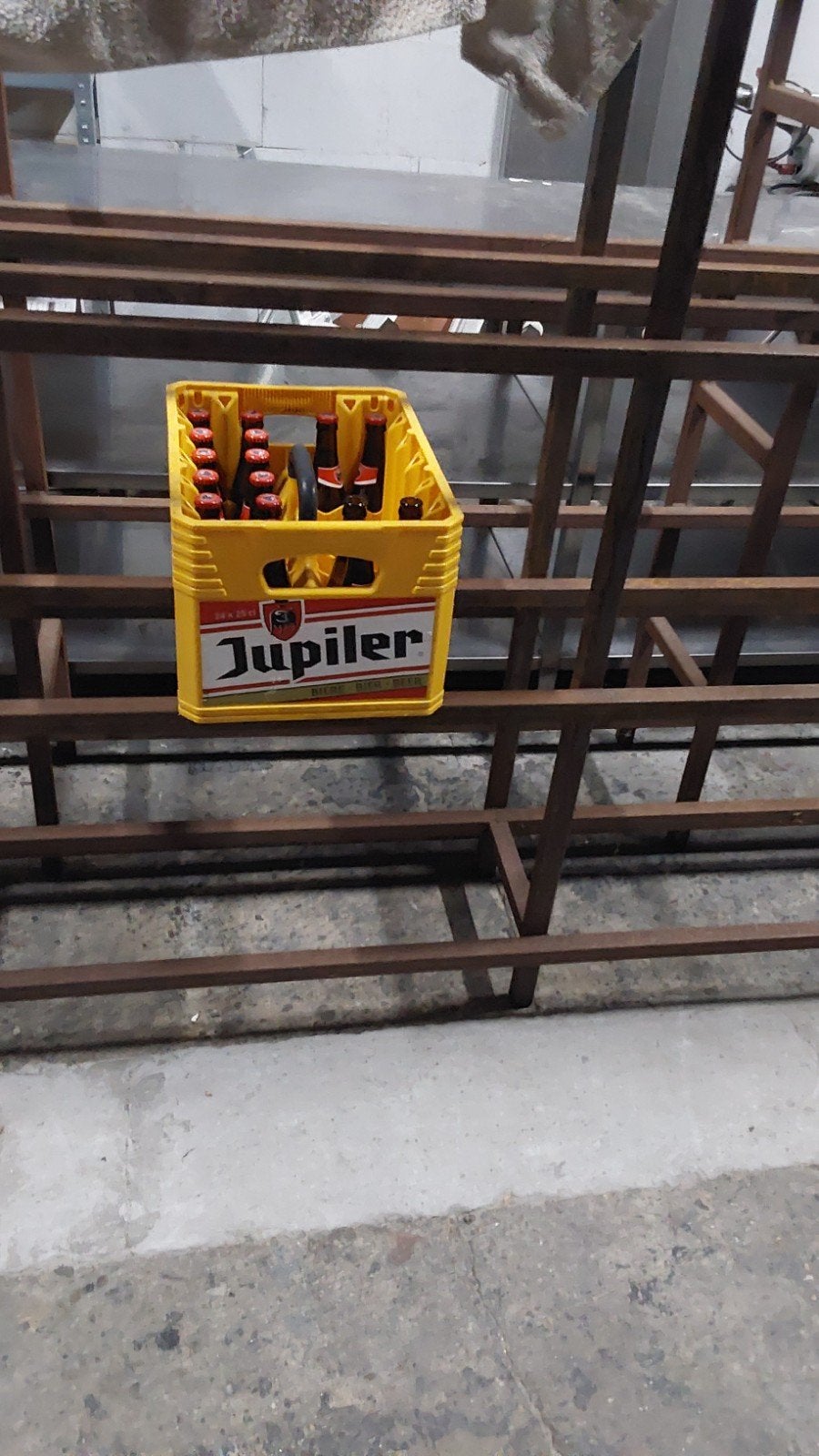 ijzeren rekenen voor kratten drank, twee stuks, Ophalen