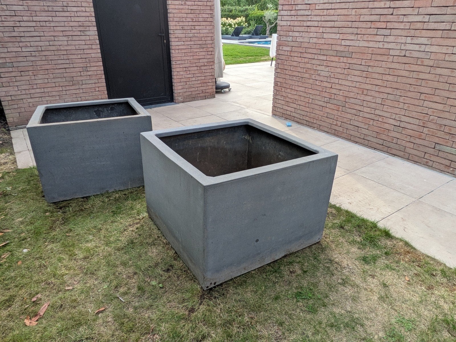 2 grote fiberstone bloembakken 80x80x60 cm – antraciet beton, Tuin en Terras, Bloembakken en Plantenbakken, Ophalen, Beton, Tuin