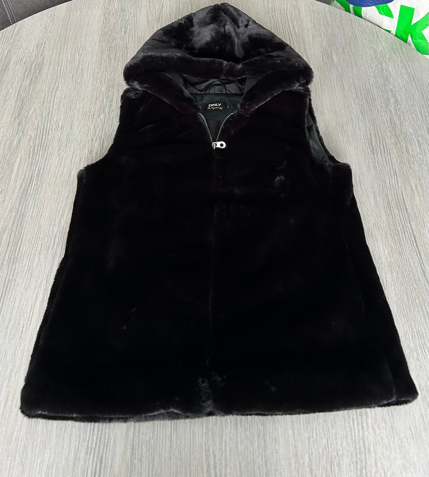 Gilet en fourrure noire taille M de la marque Only, Vêtements | Femmes, Enlèvement ou Envoi, Comme neuf, Taille 38/40 (M), Noir