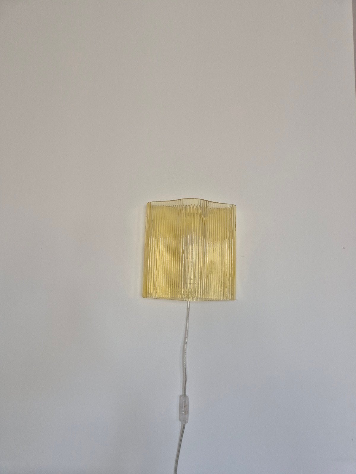 Jotex Europa wandlamp geel glas, Maison & Meubles, Enlèvement, Verre, Applique murale, Jaune