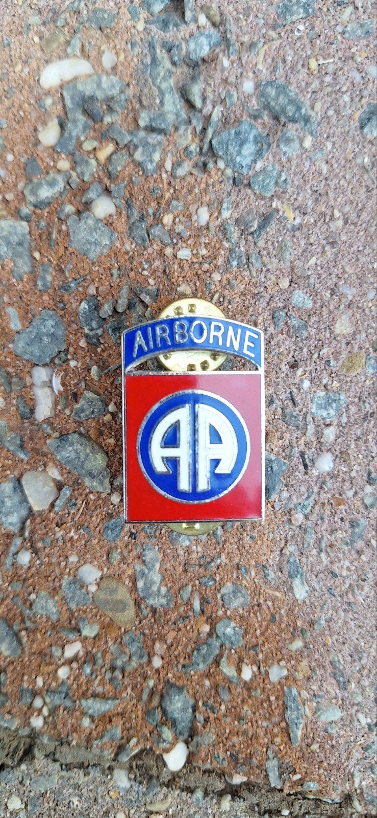 Crest 82e Airborne US, Enlèvement