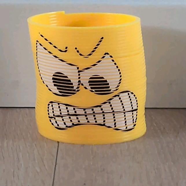 Een leuke gele springveer voor af de trap, Ophalen of Verzenden
