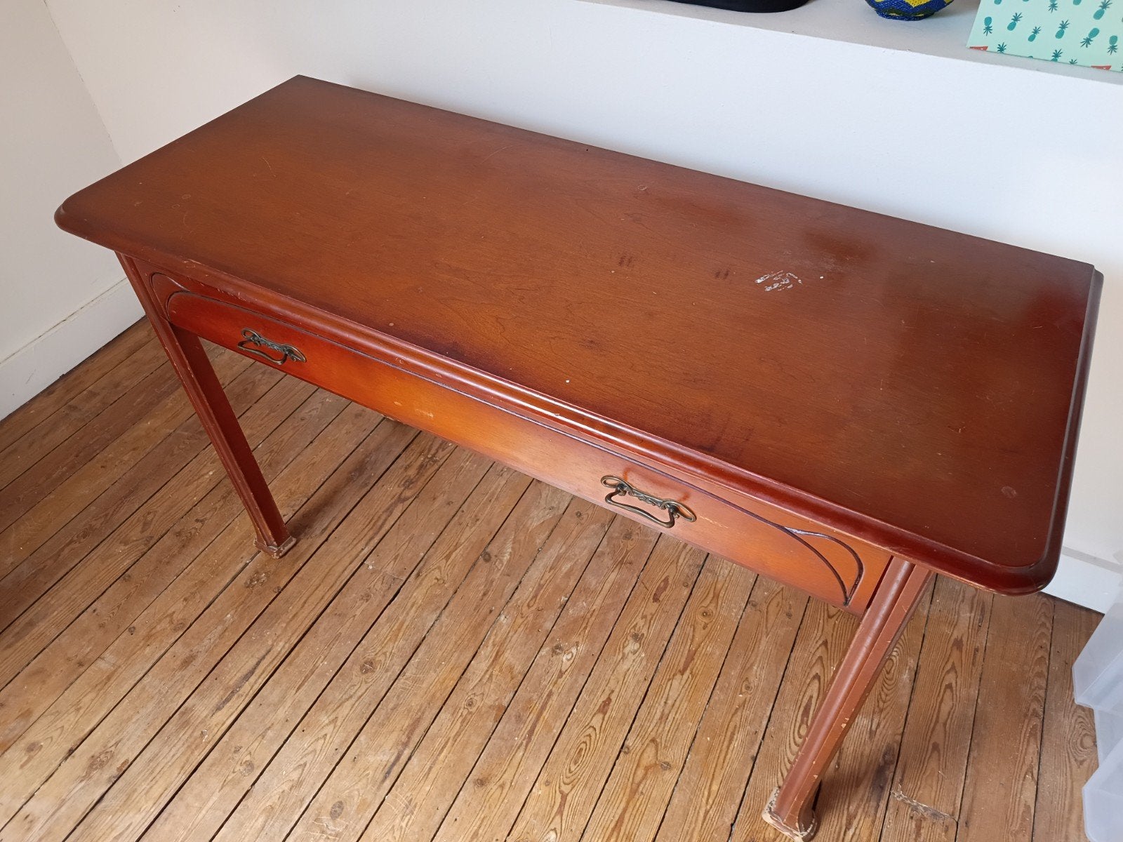 Om een klein antiek houten bureau te geven, Ophalen, Hout