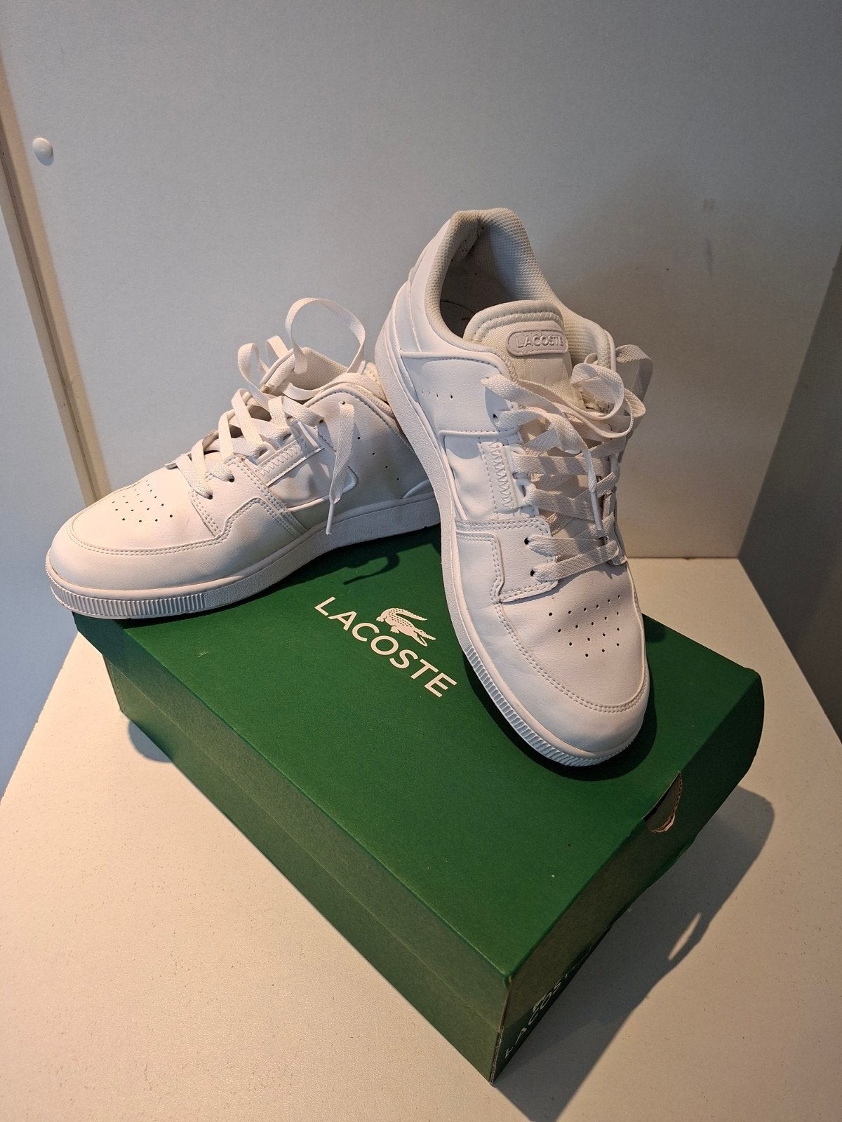 witte sneakers Lacoste maat 43 wit, Lacoste, Comme neuf, Enlèvement, Blanc
