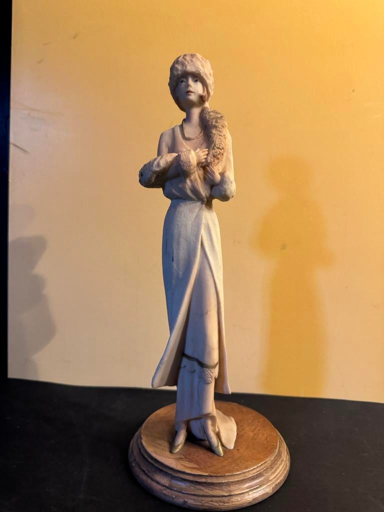 Beeldje van een chique dame, Antiek en Kunst, Ophalen of Verzenden