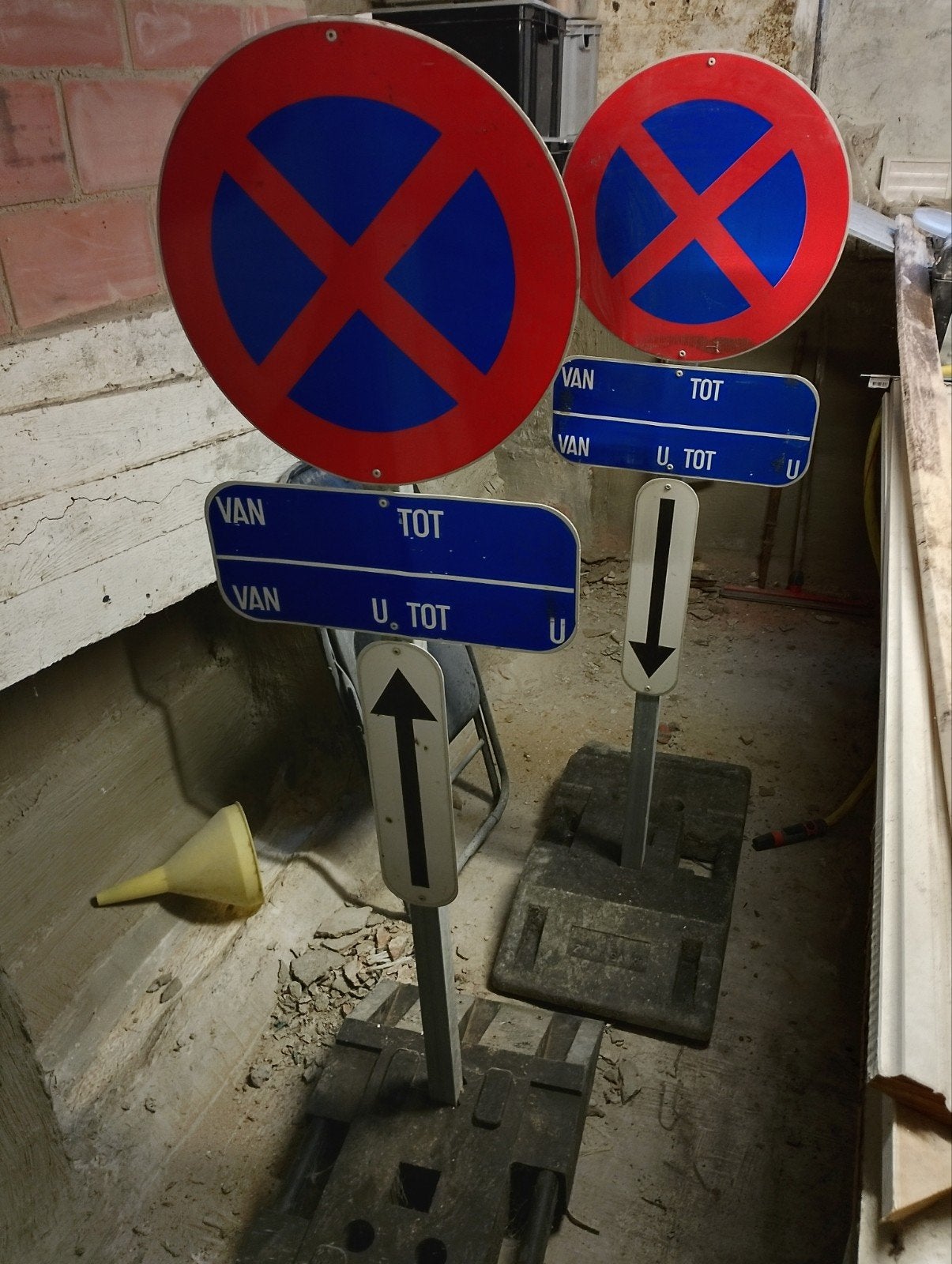 Te koop: verkeersborden parkeerverbod, Ophalen