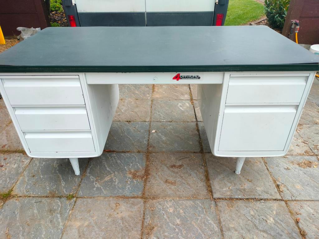 Retro metalen bureau, Enlèvement