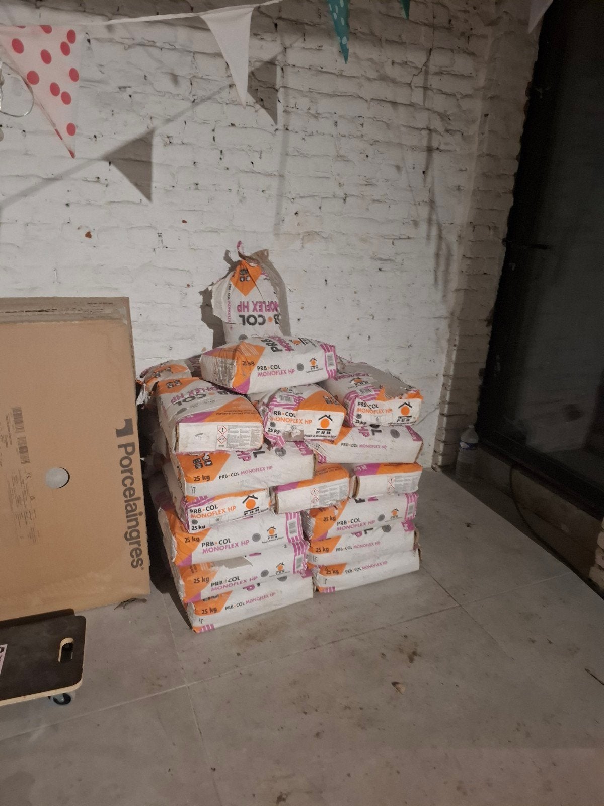 32 zakken tegellijm, Doe-het-zelf en Bouw, Ophalen, Zo goed als nieuw