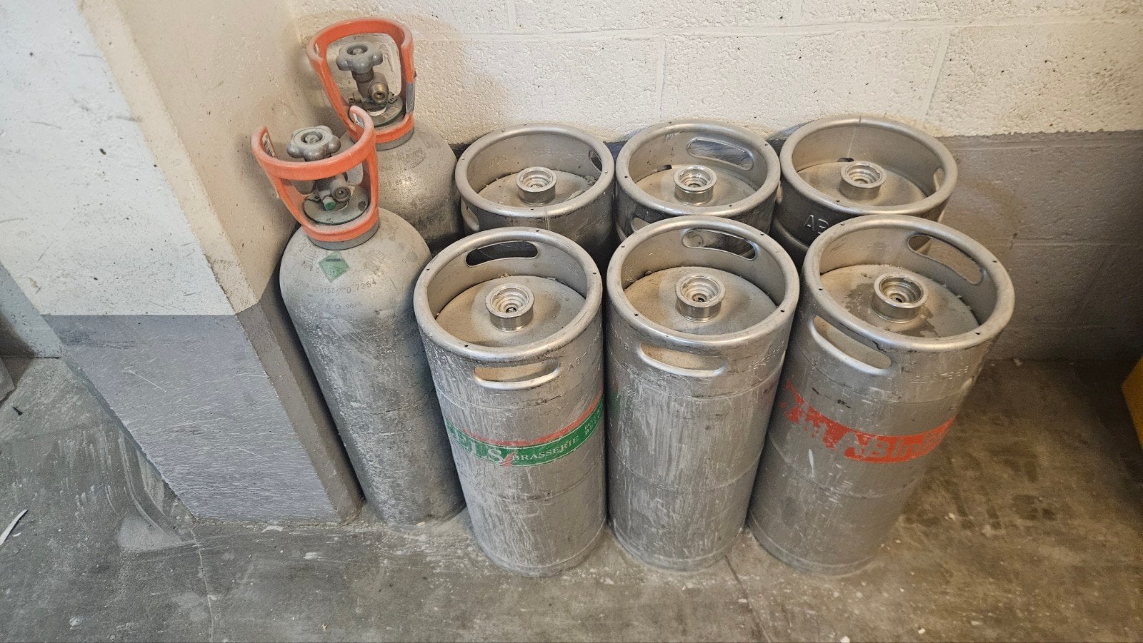 Bonjour,Je vends un lot comprenant :6 fûts de bière vides en