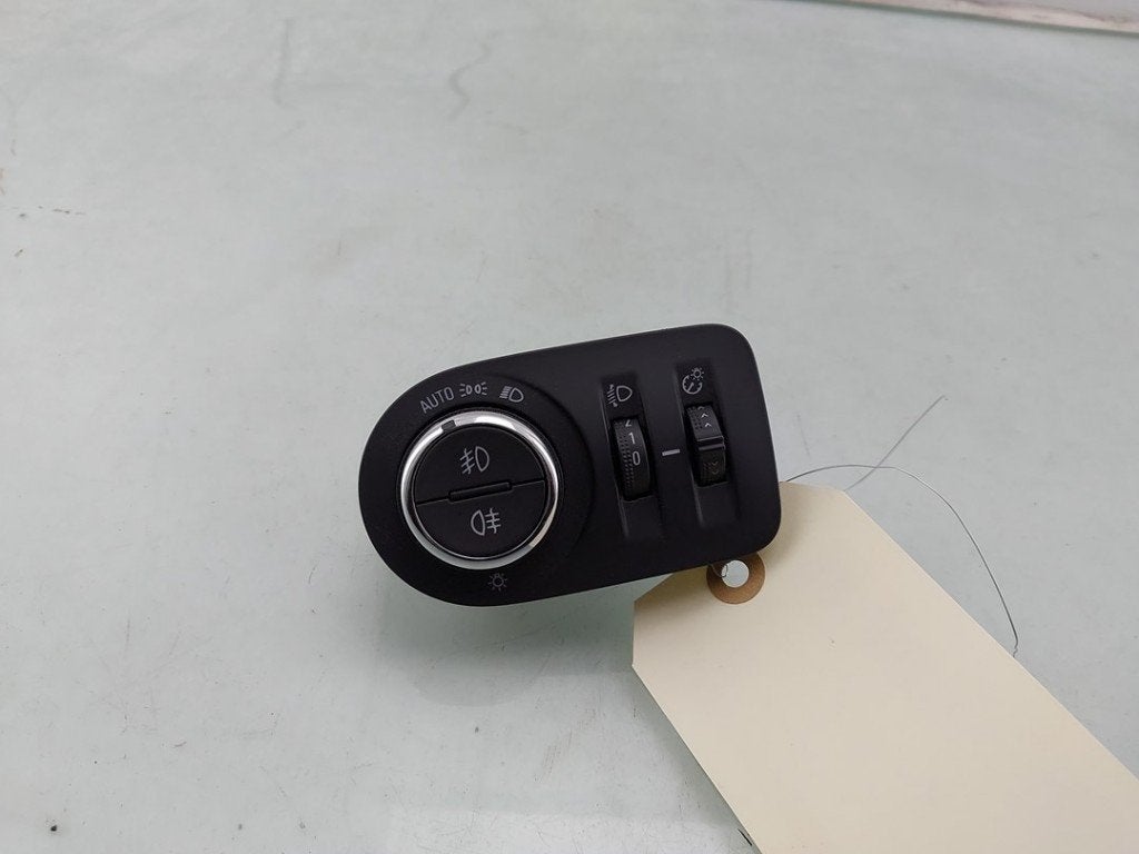 INTERRUPTEUR D'ECLAIRAGE Opel Combo Cargo (01-2018/04-2021), Utilisé, Opel
