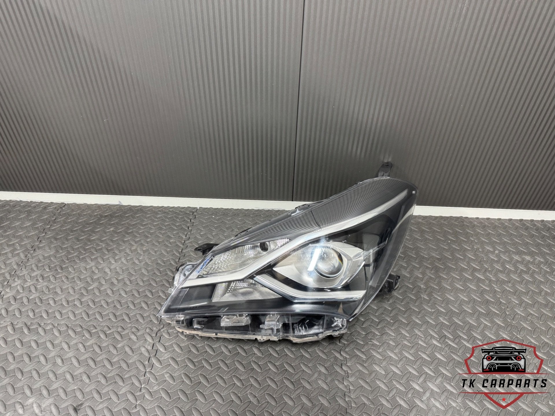Toyota Yaris III koplamp links, Info@toyota.co.jp, Gebruikt, Toyota Motor Corporation, Toyota-Cho 1
471-8571  Toyota City