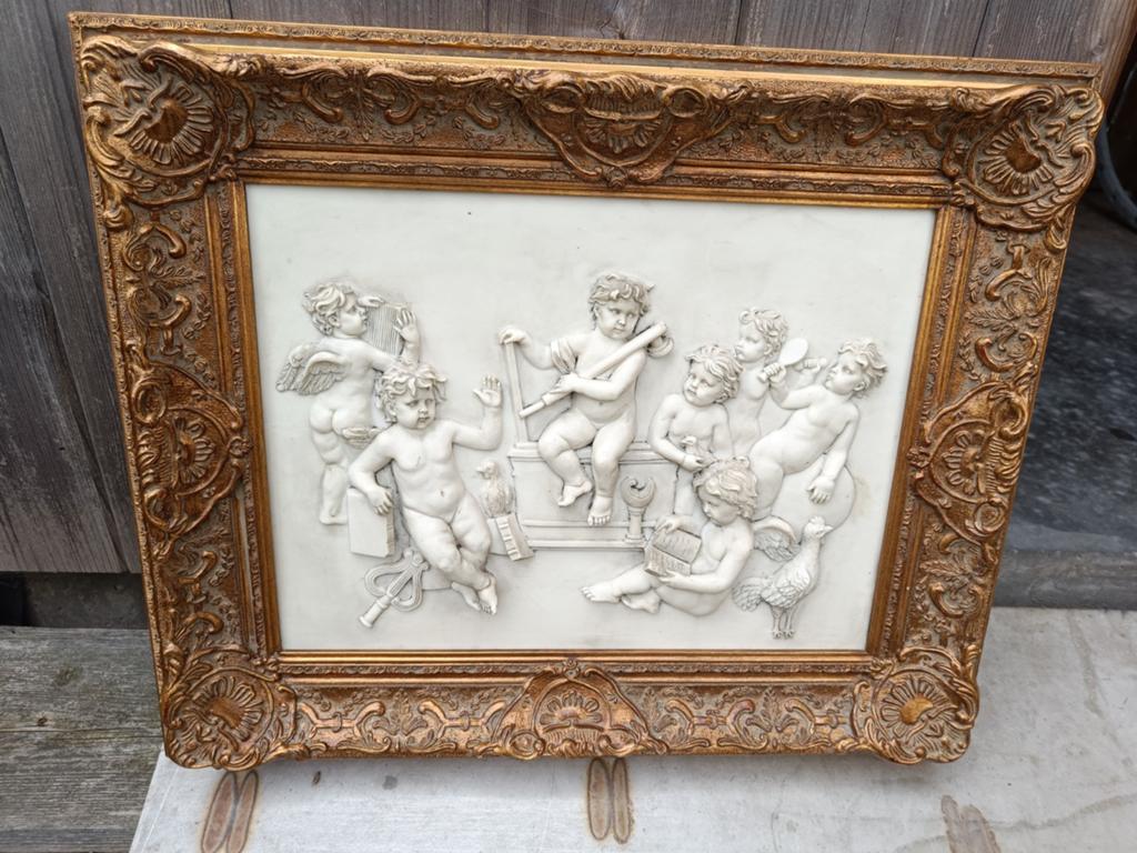Decoratieve gouden lijst met marmer reliëf, Enlèvement
