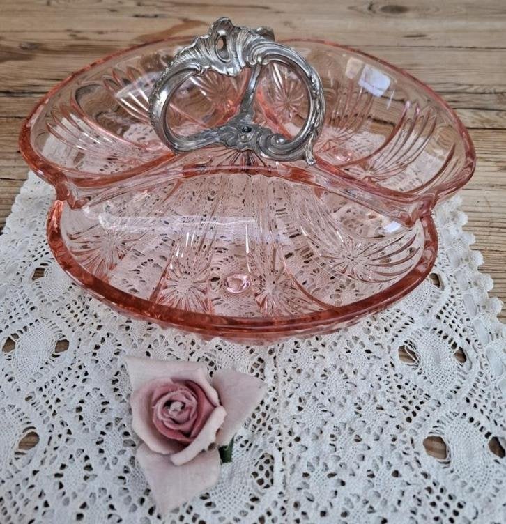 Oude roze glazen 3 vaksschaal met sierlijke metalen greep, Ophalen of Verzenden